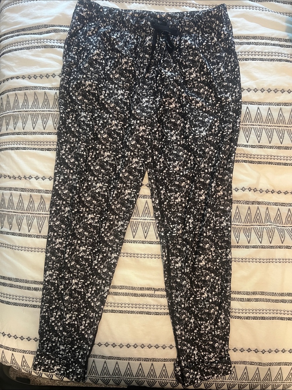 Lululemon athletica Black & White Jogger pants size 6 womens